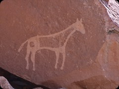 Petroglyphen am Straßenrand bei Bluff
