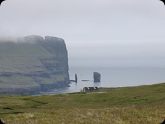 Risin og Kellingin, zwei Steinsäulen  nördlich von Eiði