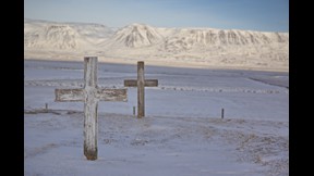 weiße Holzkreuze auf dem Friedhof der Glaumbæjarkirkja 