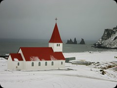 Kirche von Vik i Myrdal mit Reynisdrangar-Felsen